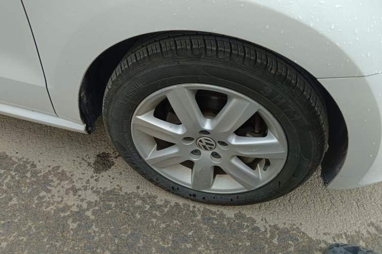 Used Volkswagen Polo 2013 1.4L Automatic Comfort Edition Right Front Wheel Hub