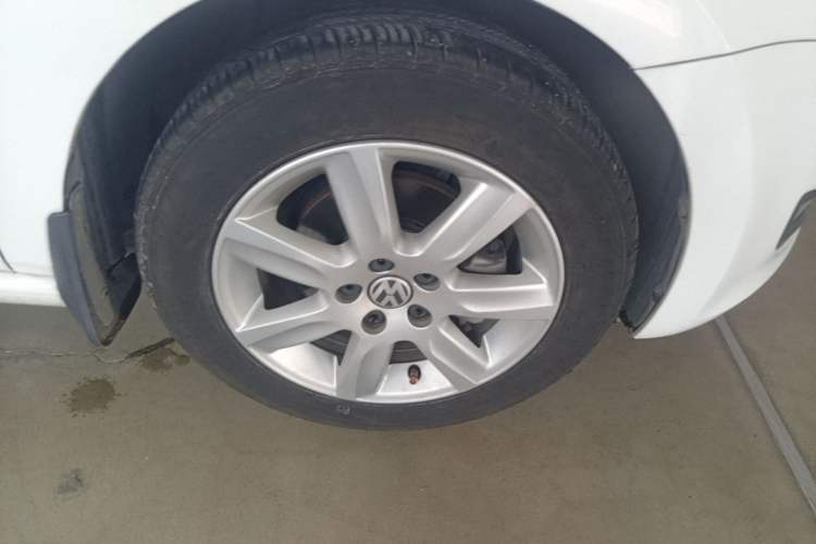 Used Volkswagen Polo 2013 1.6L Automatic Comfort Edition Right Front Wheel Hub