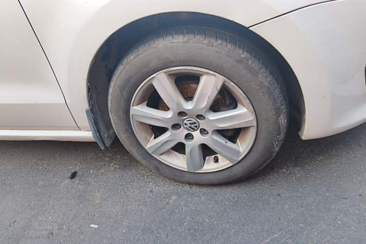 Used Volkswagen Polo 2013 1.4L Automatic Comfort Edition Right Front Wheel Hub
