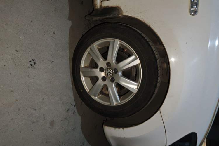 Used Volkswagen Polo 2013 1.6L Automatic Comfort Edition Right Front Wheel Hub