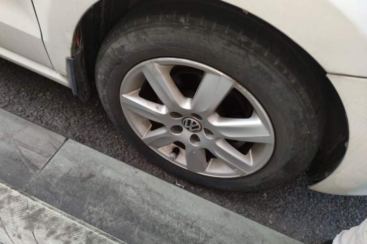 Used Volkswagen Polo 2013 1.6L Automatic Comfort Edition Right Front Wheel Hub