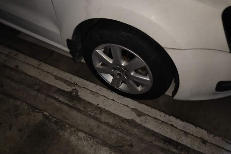 Used Volkswagen Polo 2013 1.6L Automatic Comfort Edition Right Front Wheel Hub
