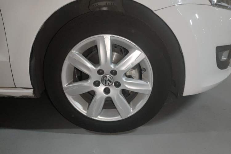 Used Volkswagen Polo 2013 1.4L Automatic Comfort Edition Right Front Wheel Hub