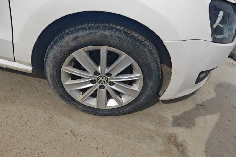 Used Volkswagen Polo 2013 1.4L Automatic Luxury Edition Right Front Wheel Hub