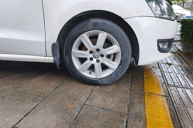 Used Volkswagen Polo 2013 1.6L Automatic Comfort Edition Right Front Wheel Hub