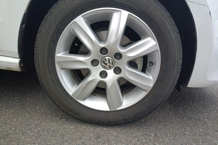 Used Volkswagen Polo 2013 1.6L Automatic Comfort Edition Right Front Wheel Hub
