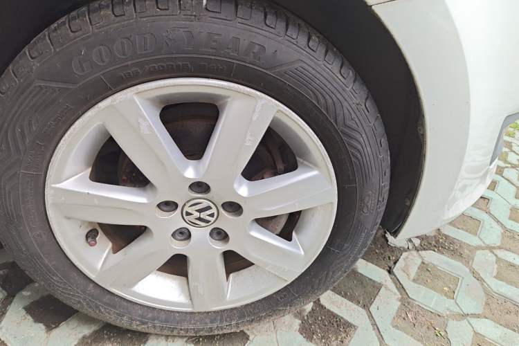 Used Volkswagen Polo 2013 1.4L Automatic Comfort Edition Right Front Wheel Hub