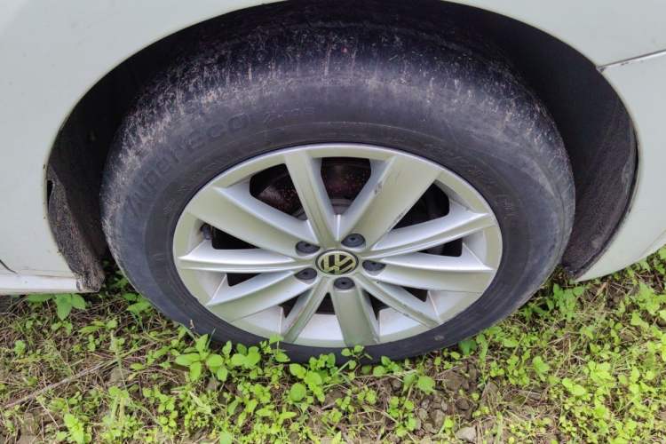 Used Volkswagen Polo 2013 1.4L Automatic Luxury Edition Right Front Wheel Hub