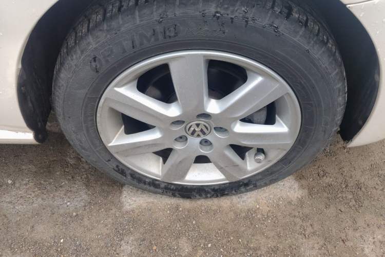 Used Volkswagen Polo 2013 1.6L Automatic Comfort Edition Right Front Wheel Hub