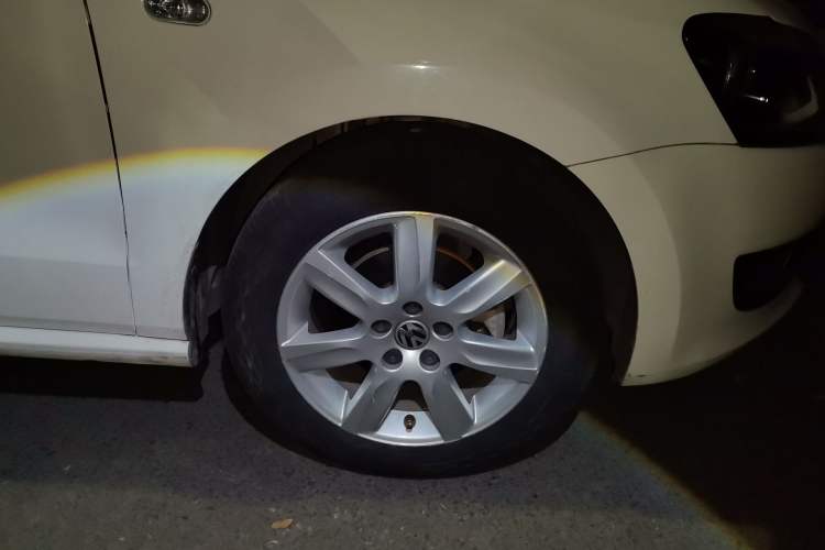 Used Volkswagen Polo 2013 1.4L Automatic Comfort Edition Right Front Wheel Hub