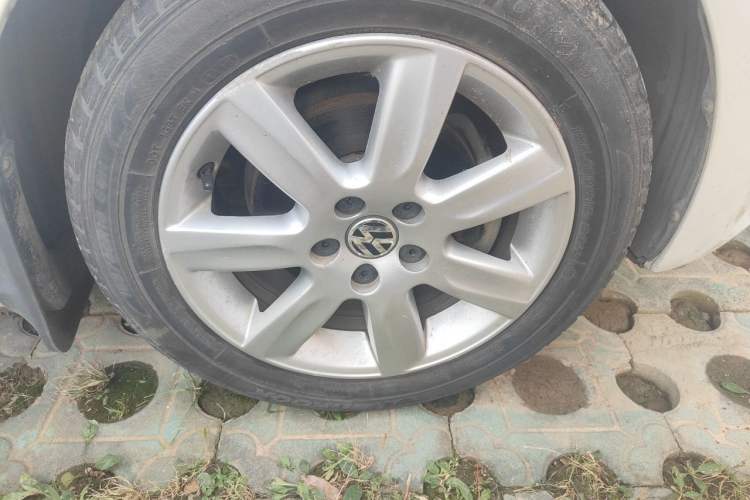 Used Volkswagen Polo 2013 1.6L Automatic Comfort Edition Right Front Wheel Hub