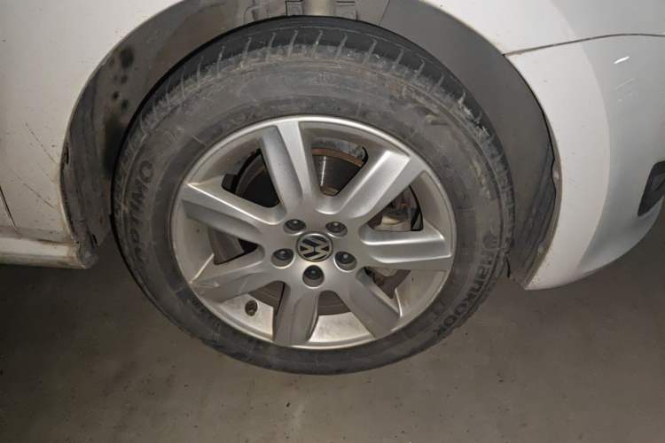 Used Volkswagen Polo 2013 1.6L Automatic Comfort Edition Right Front Wheel Hub