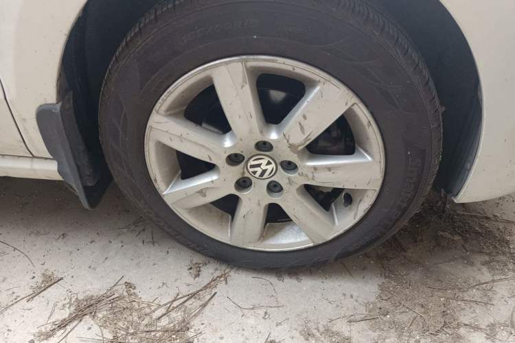 Used Volkswagen Polo 2013 1.4L Automatic Comfort Edition Right Front Wheel Hub