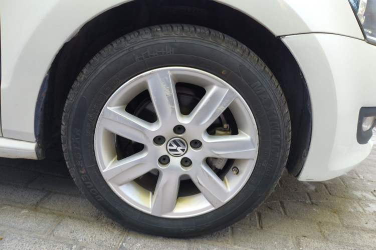Used Volkswagen Polo 2013 1.4L Automatic Comfort Edition Right Front Wheel Hub