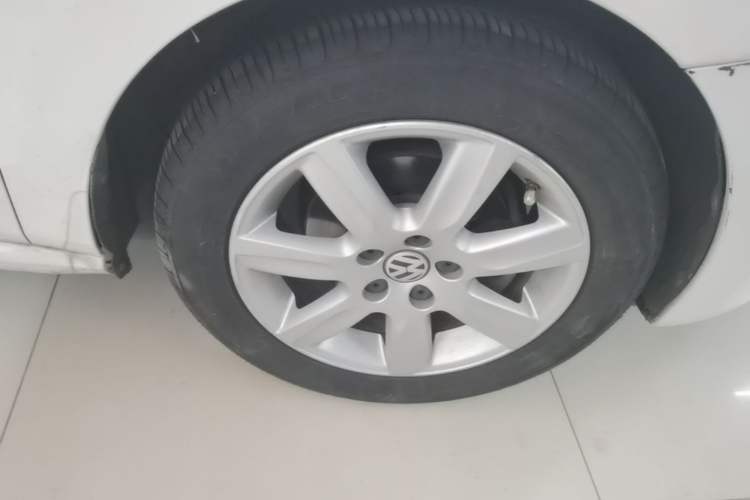 Used Volkswagen Polo 2013 1.6L Automatic Comfort Edition Right Front Wheel Hub