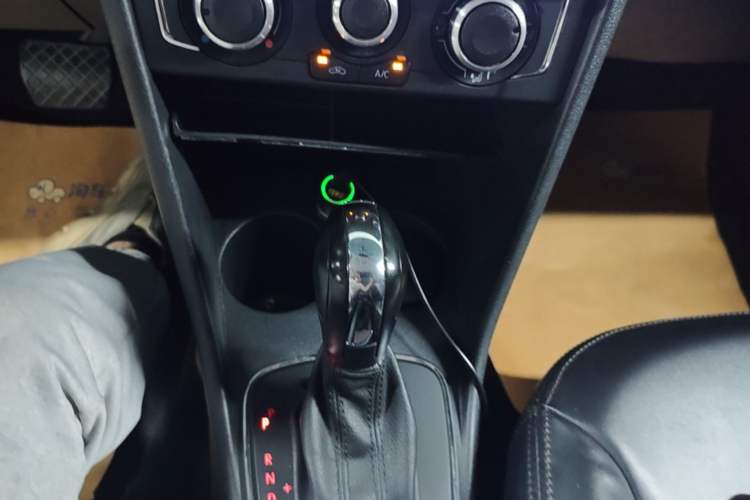 Used Volkswagen Polo 2014 1.4L Automatic Comfort Edition Gear Lever