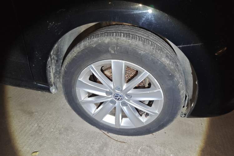 Used Volkswagen Polo 2014 1.4L Automatic Comfort Edition Right Front Wheel Hub