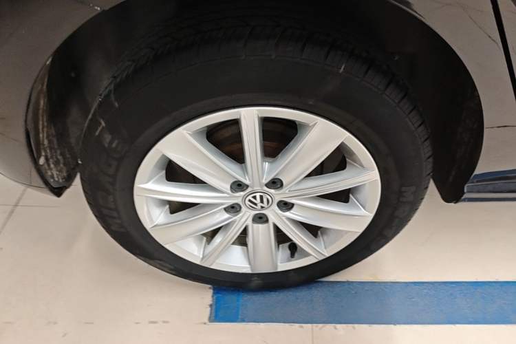 Used Volkswagen Polo 2014 1.4L Automatic Comfort Edition Right Rear Wheel Hub