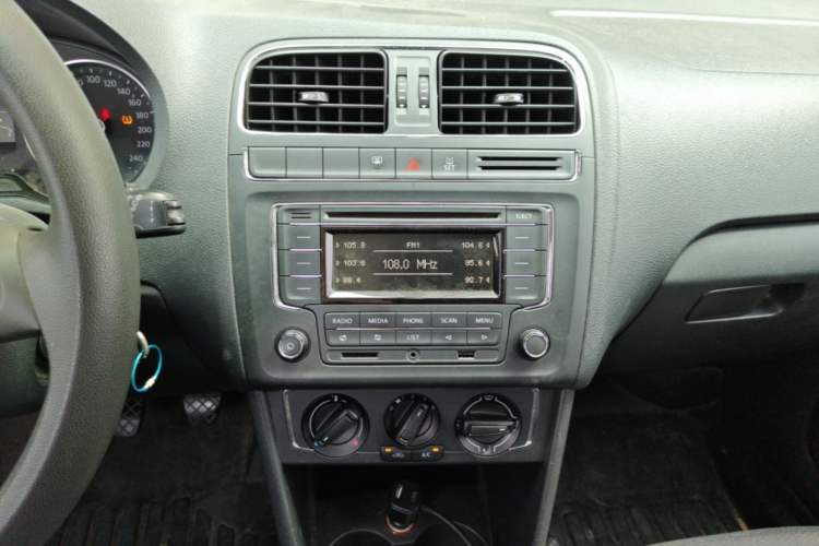 Used Volkswagen Polo 2014 1.6L Manual Comfort Edition Audio And AC Panel