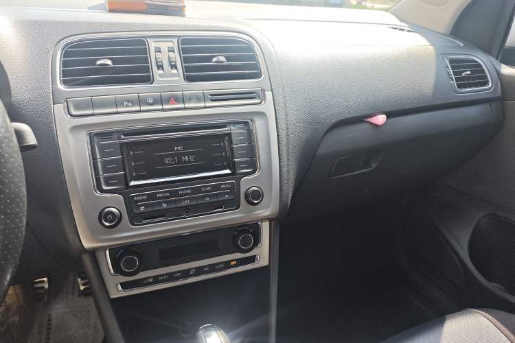 Used Volkswagen Polo 2014 1.6L Cross Polo Automatic Audio And AC Panel