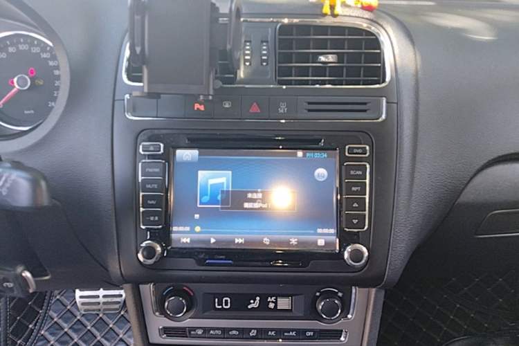 Used Volkswagen Polo 2014 1.6L Cross Polo Automatic Audio And AC Panel