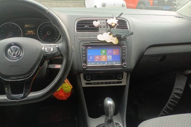 Used Volkswagen Polo 2014 1.6L Cross Polo Automatic Audio And AC Panel