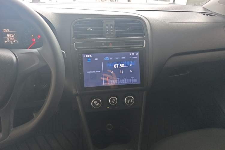 Used Volkswagen Polo 2014 1.4L Manual Fashion Edition Audio And AC Panel