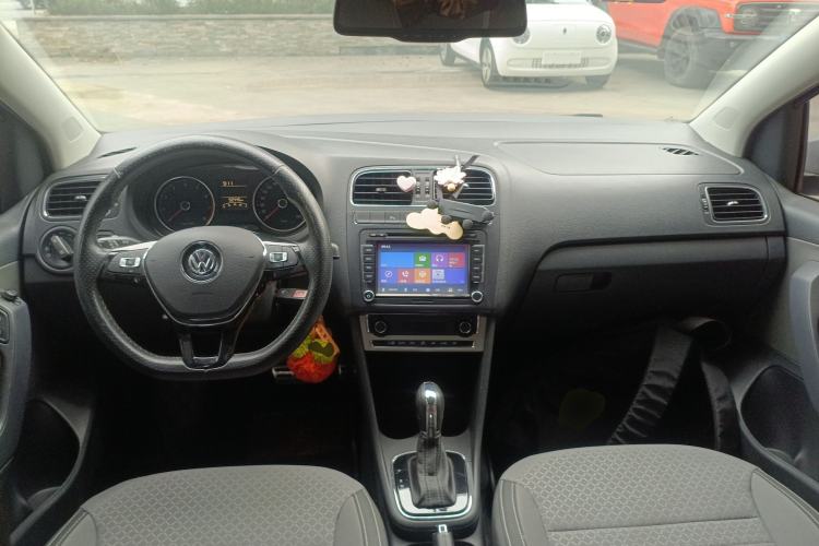 Used Volkswagen Polo 2014 1.6L Cross Polo Automatic Center Console