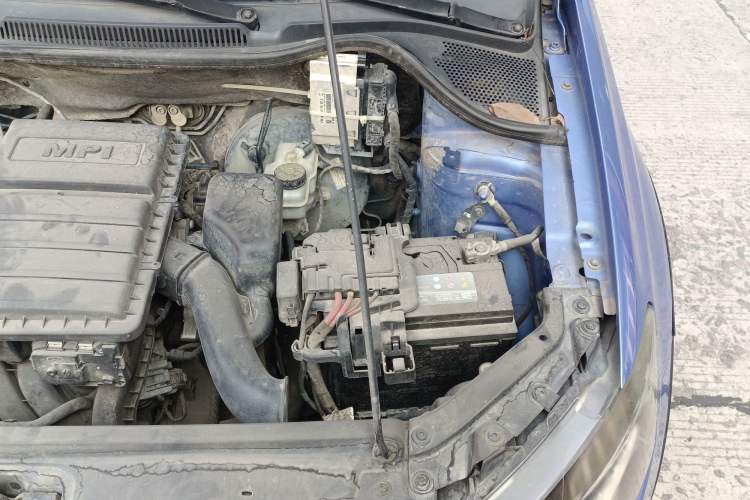 Used Volkswagen Polo 2014 1.6L Cross Polo Manual Engine Bay Left