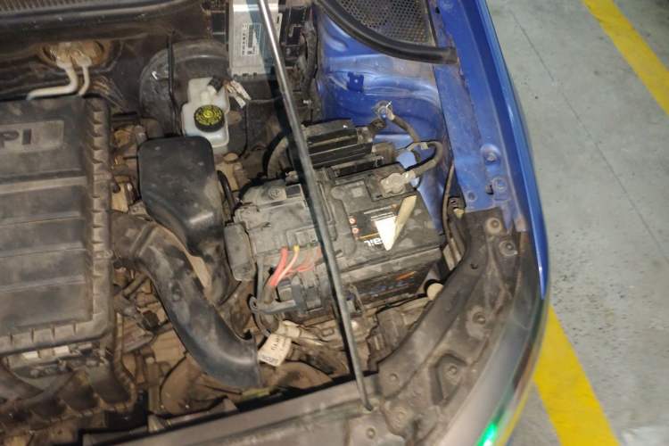 Used Volkswagen Polo 2014 1.4L Automatic Comfort Edition Engine Bay Left