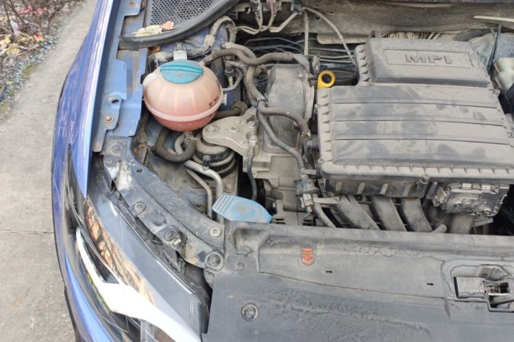 Used Volkswagen Polo 2014 1.6L Cross Polo Manual Engine Bay Right