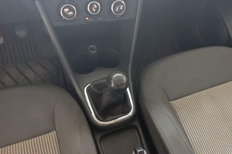 Used Volkswagen Polo 2014 1.4L Manual Fashion Edition Gear Lever