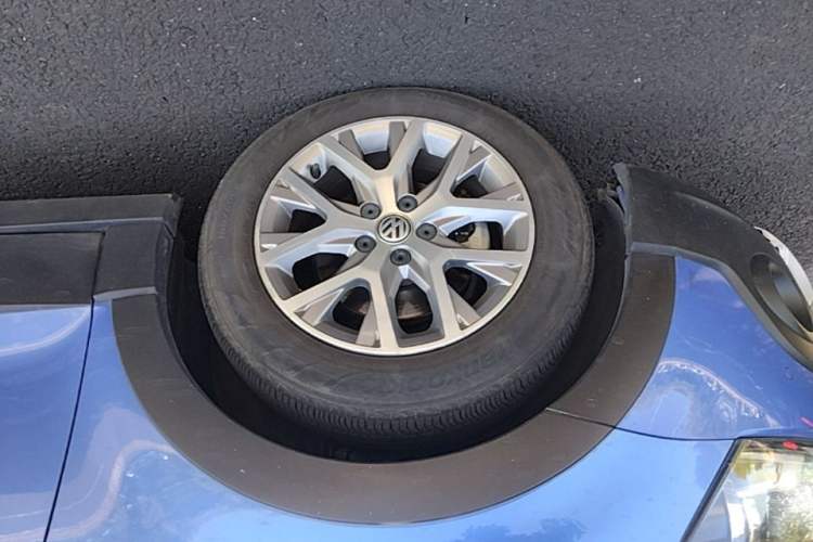 Used Volkswagen Polo 2014 1.6L Cross Polo Automatic Left Front Wheel Hub