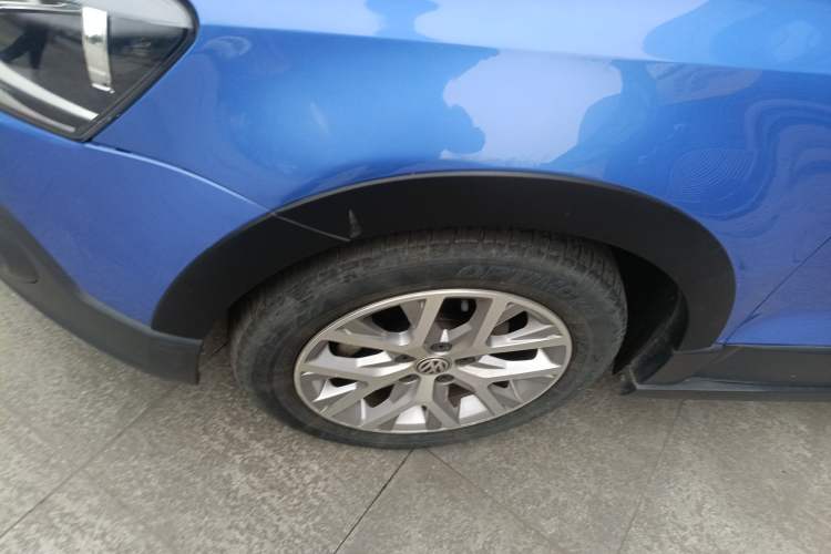 Used Volkswagen Polo 2014 1.6L Cross Polo Automatic Left Front Wheel Hub