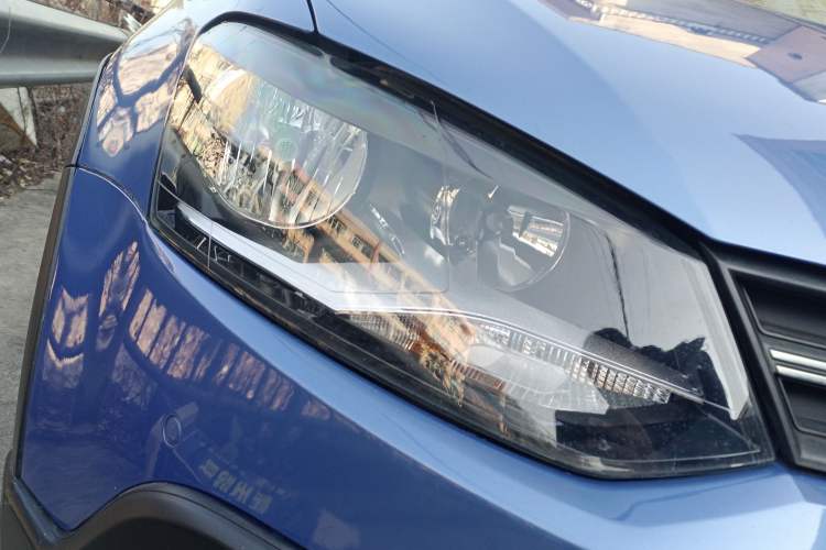 Used Volkswagen Polo 2014 1.6L Cross Polo Manual Right Front Headlight
