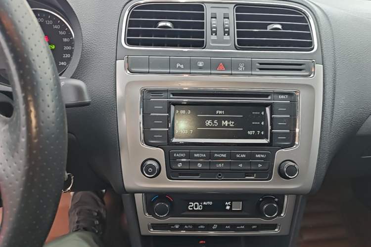 Used Volkswagen Polo 2014 1.6L Cross Polo Automatic Audio And AC Panel