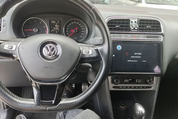 Used Volkswagen Polo 2014 1.6L Cross Polo Automatic Center Console