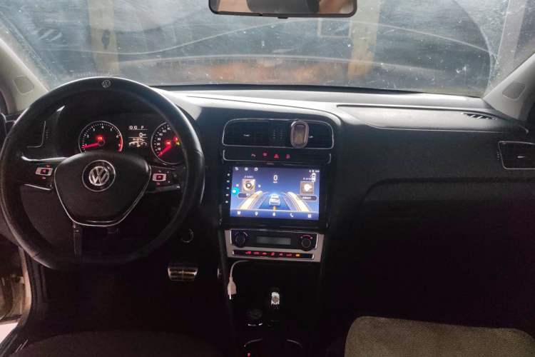 Used Volkswagen Polo 2014 1.6L Cross Polo Automatic Center Console