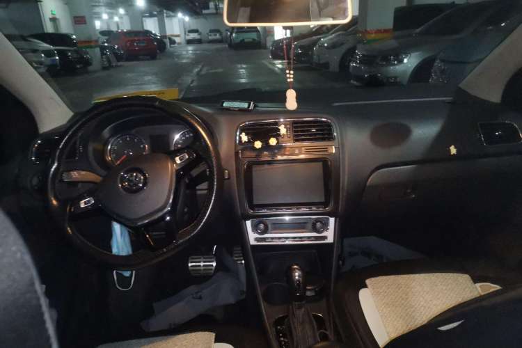 Used Volkswagen Polo 2014 1.6L Cross Polo Automatic Center Console
