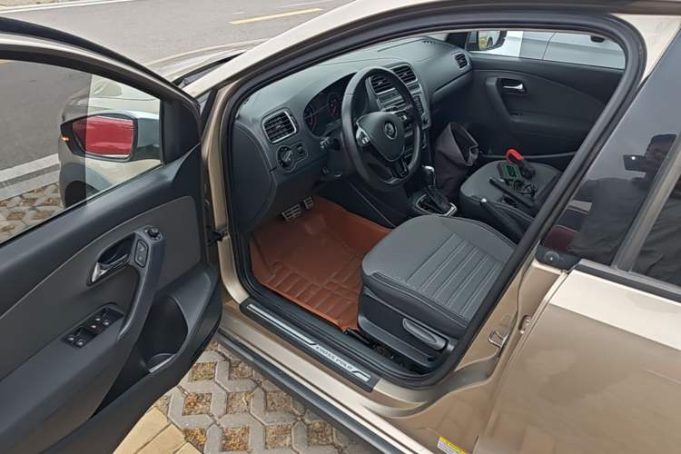 Used Volkswagen Polo 2014 1.6L Cross Polo Automatic Driver Seat