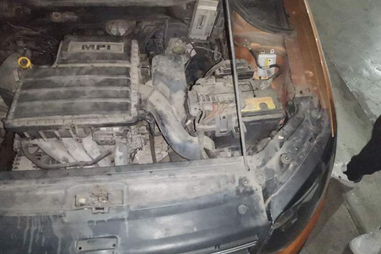 Used Volkswagen Polo 2014 1.6L Cross Polo Automatic Engine Bay Left