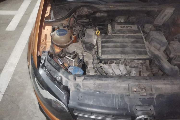 Used Volkswagen Polo 2014 1.6L Cross Polo Automatic Engine Bay Right