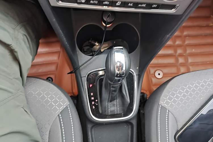 Used Volkswagen Polo 2014 1.6L Cross Polo Automatic Gear Lever