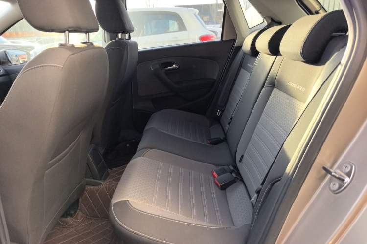 Used Volkswagen Polo 2014 1.6L Cross Polo Manual Interior 1