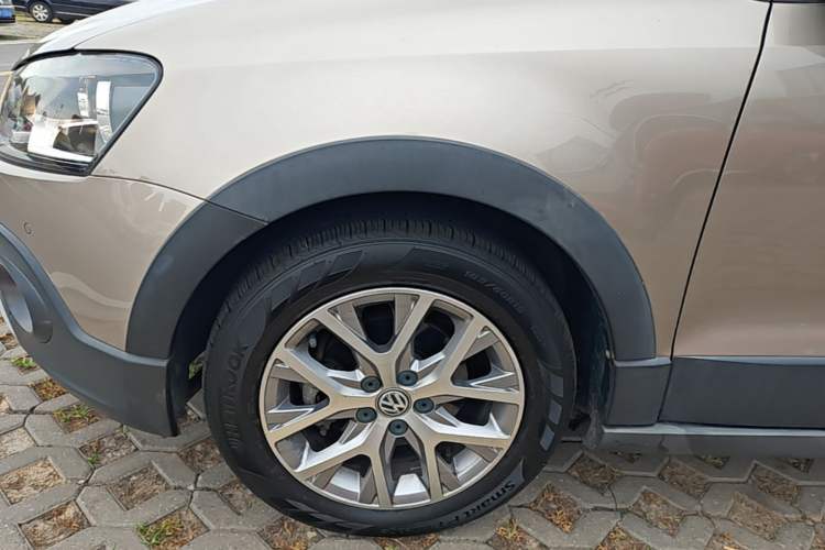 Used Volkswagen Polo 2014 1.6L Cross Polo Automatic Left Front Wheel Hub