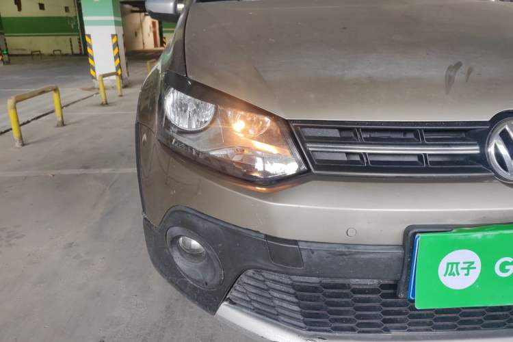Used Volkswagen Polo 2014 1.6L Cross Polo Automatic Right Front Headlight