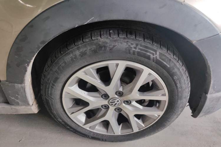 Used Volkswagen Polo 2014 1.6L Cross Polo Automatic Right Front Wheel Hub