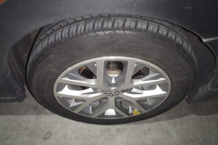 Used Volkswagen Polo 2014 1.6L Cross Polo Automatic Right Front Wheel Hub