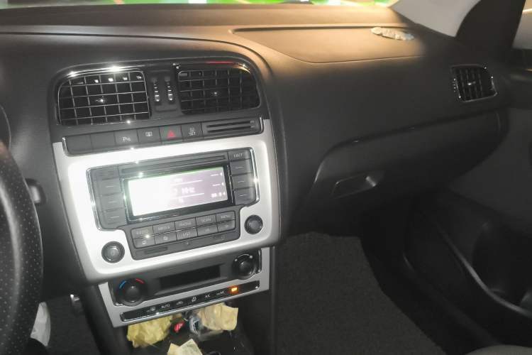 Used Volkswagen Polo 2014 1.6L Cross Polo Automatic Audio And AC Panel
