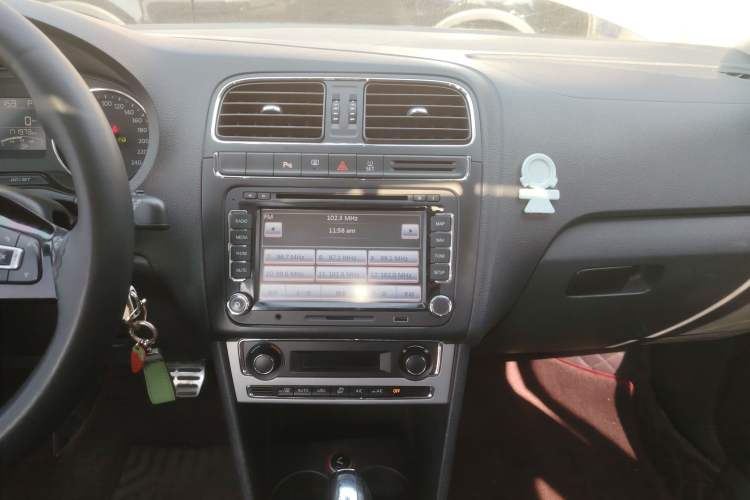 Used Volkswagen Polo 2014 1.6L Cross Polo Automatic Audio And AC Panel
